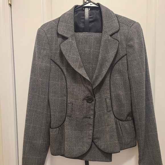 Suzy shier Business Suit - Picture 1 of 2